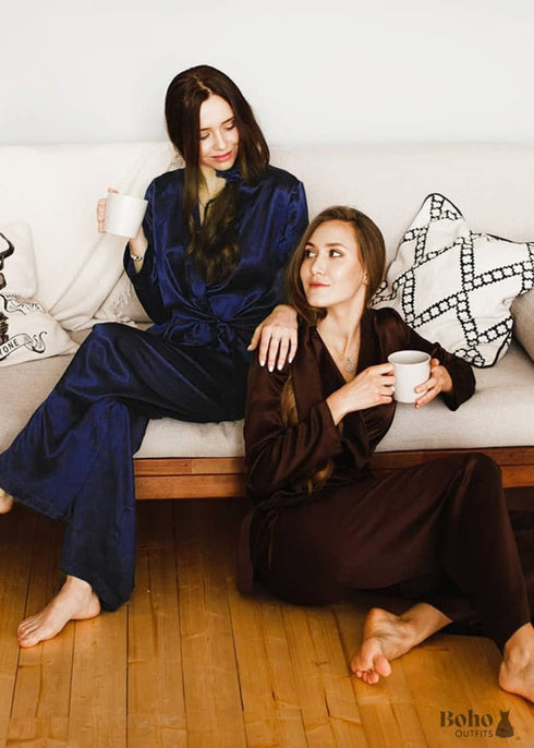 Pijama bohemio de satén Francine en azul marino, marrón y negro.